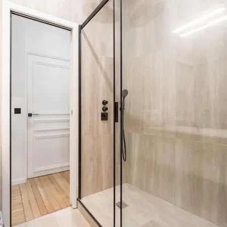 Parisian Luxury Near Trocadero Apartment *