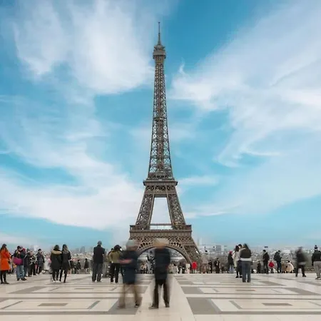 Parisian Luxury Near Trocadero *